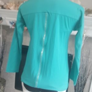 Gingersnap. Zip back tee. L